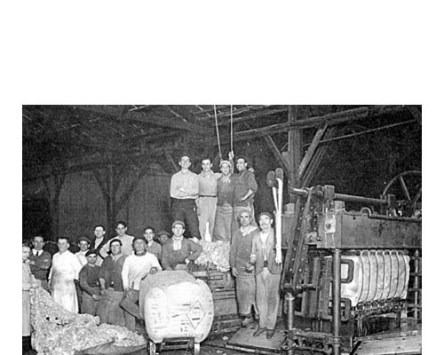 Maquina de enfardar lana en el año 1940 de la fabrica La Gloria de los hermoanos Masllorens en Avellaneda.